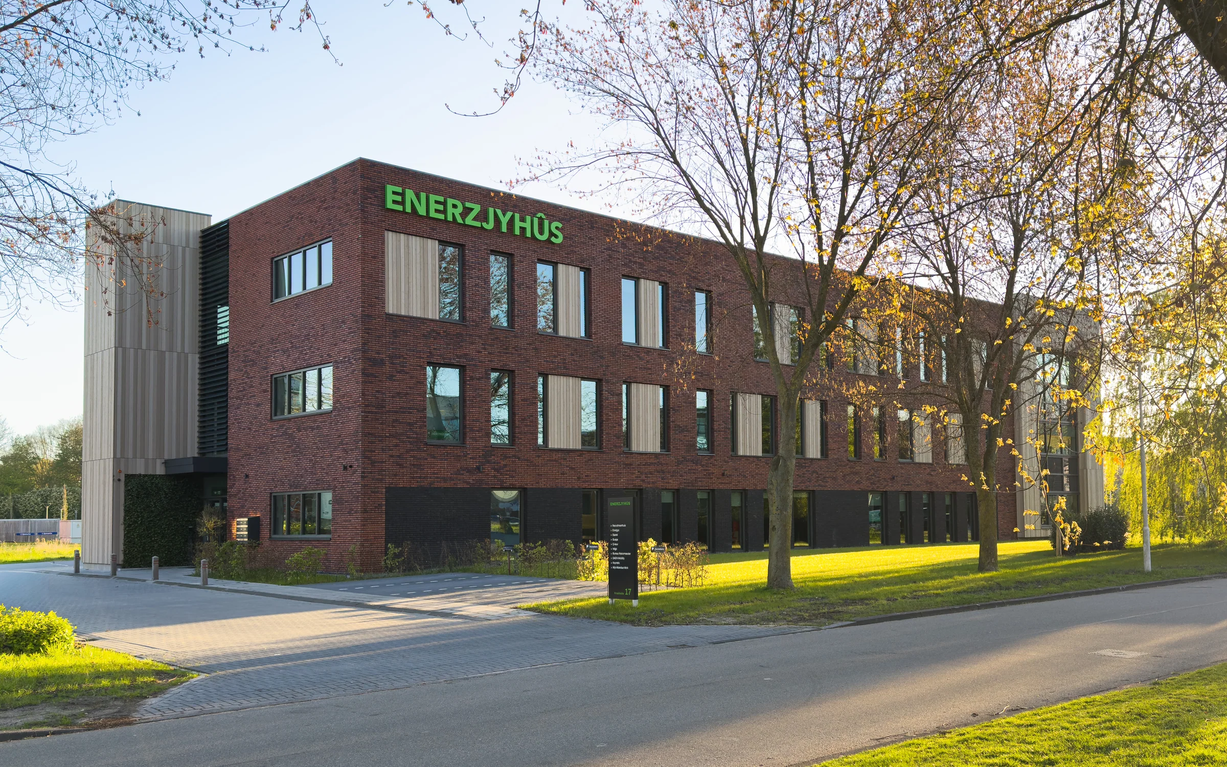 Enerzjyhûs — Het groen kadert het gebouw