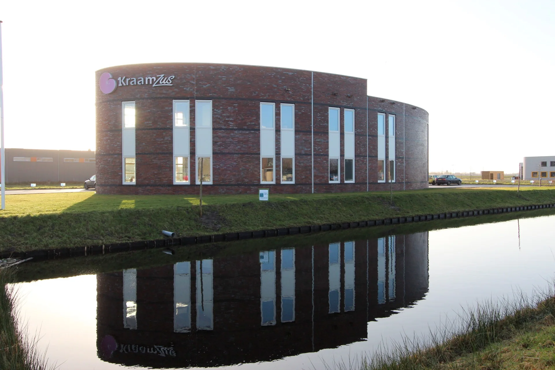 Kantoor KraamZus — Een gevel die weerspiegelt