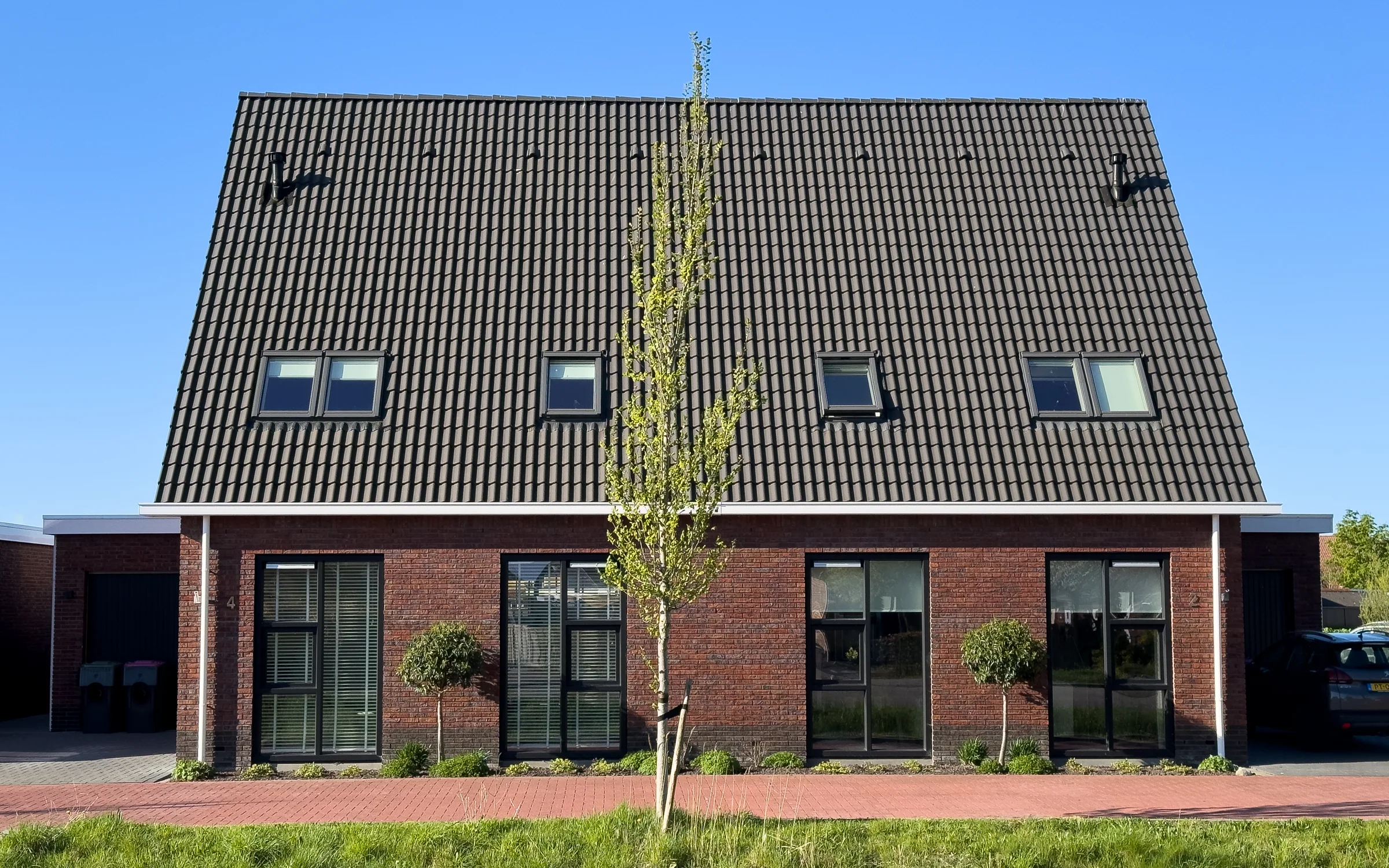 Twaalf woningen Winsum — Twee woningen, één kap