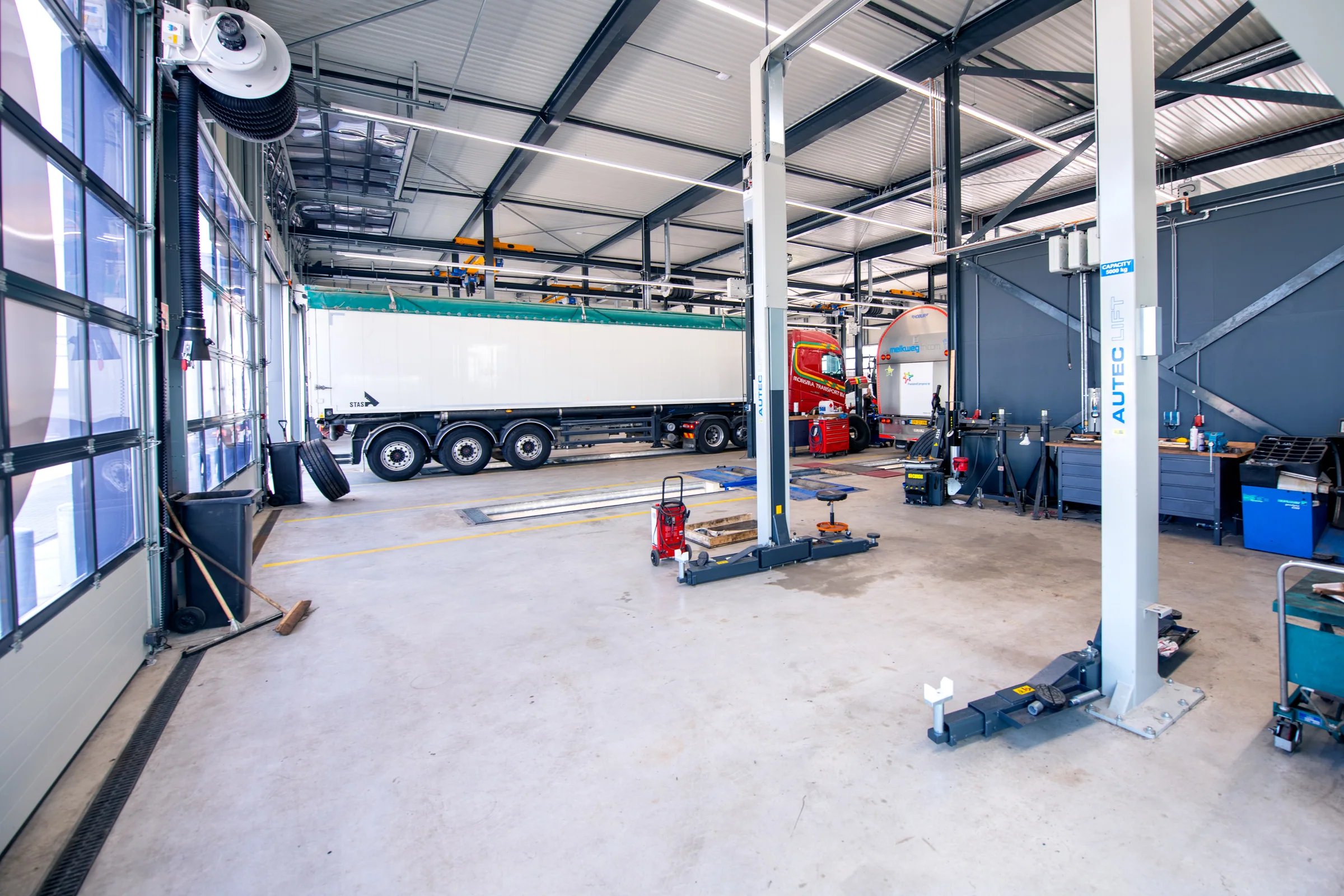 Volvo en Renault bedrijfsgebouw — Ruimte voor het werk