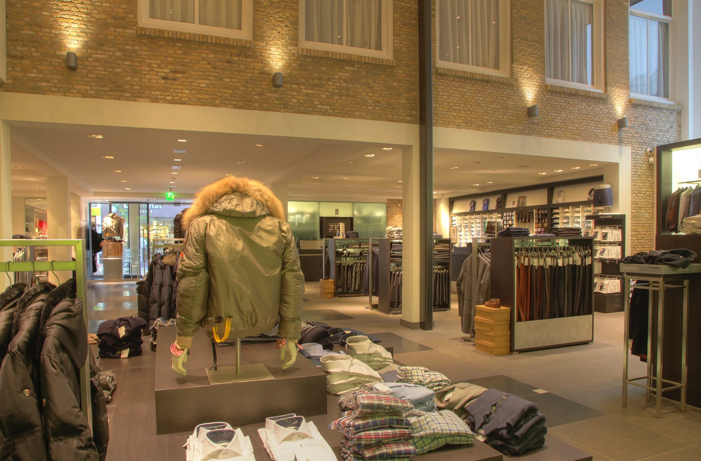 Winkel Van der Zee — De bestaande gevel blijft voelbaar