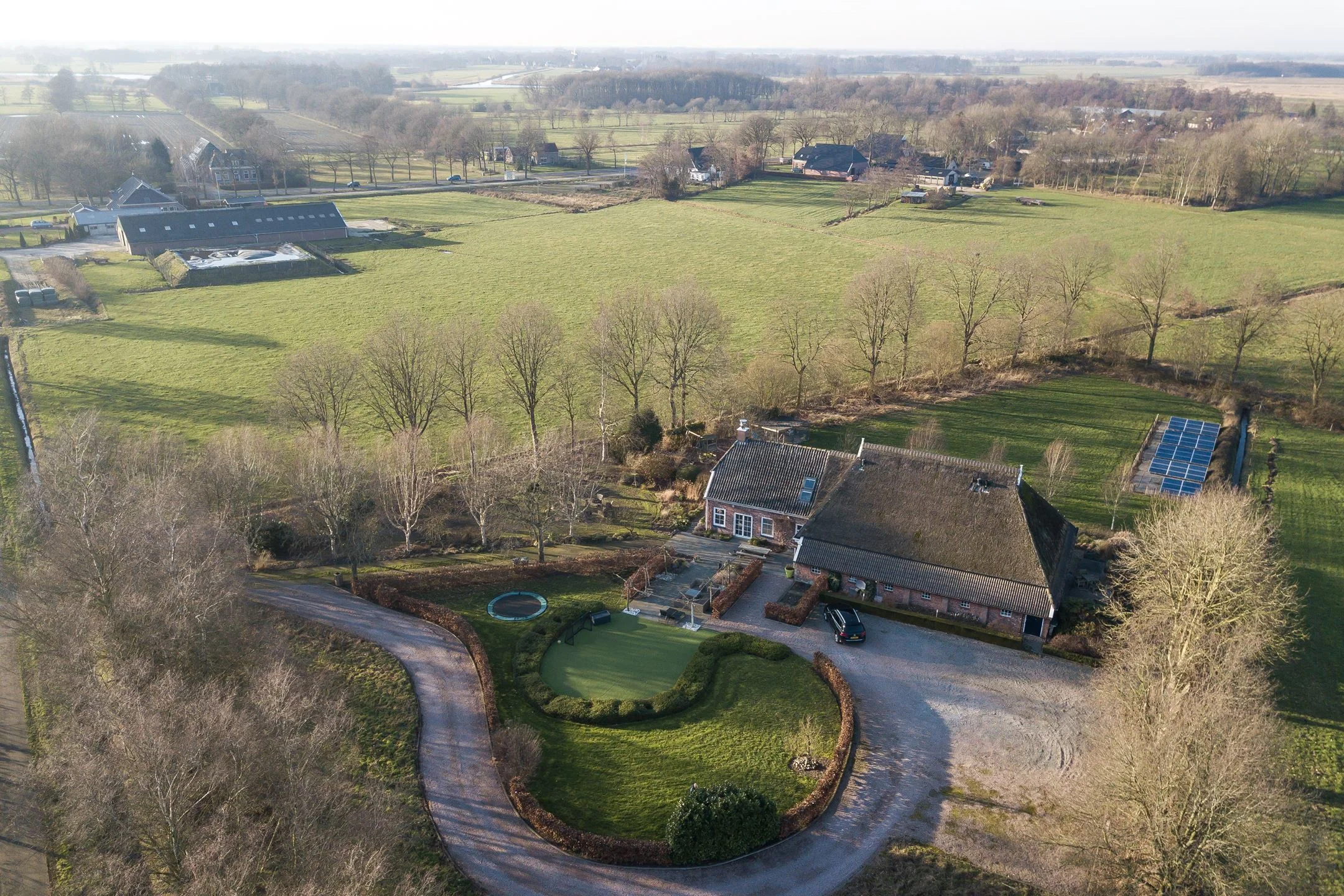 Woonboerderij Peize — Het erf in zijn omgeving