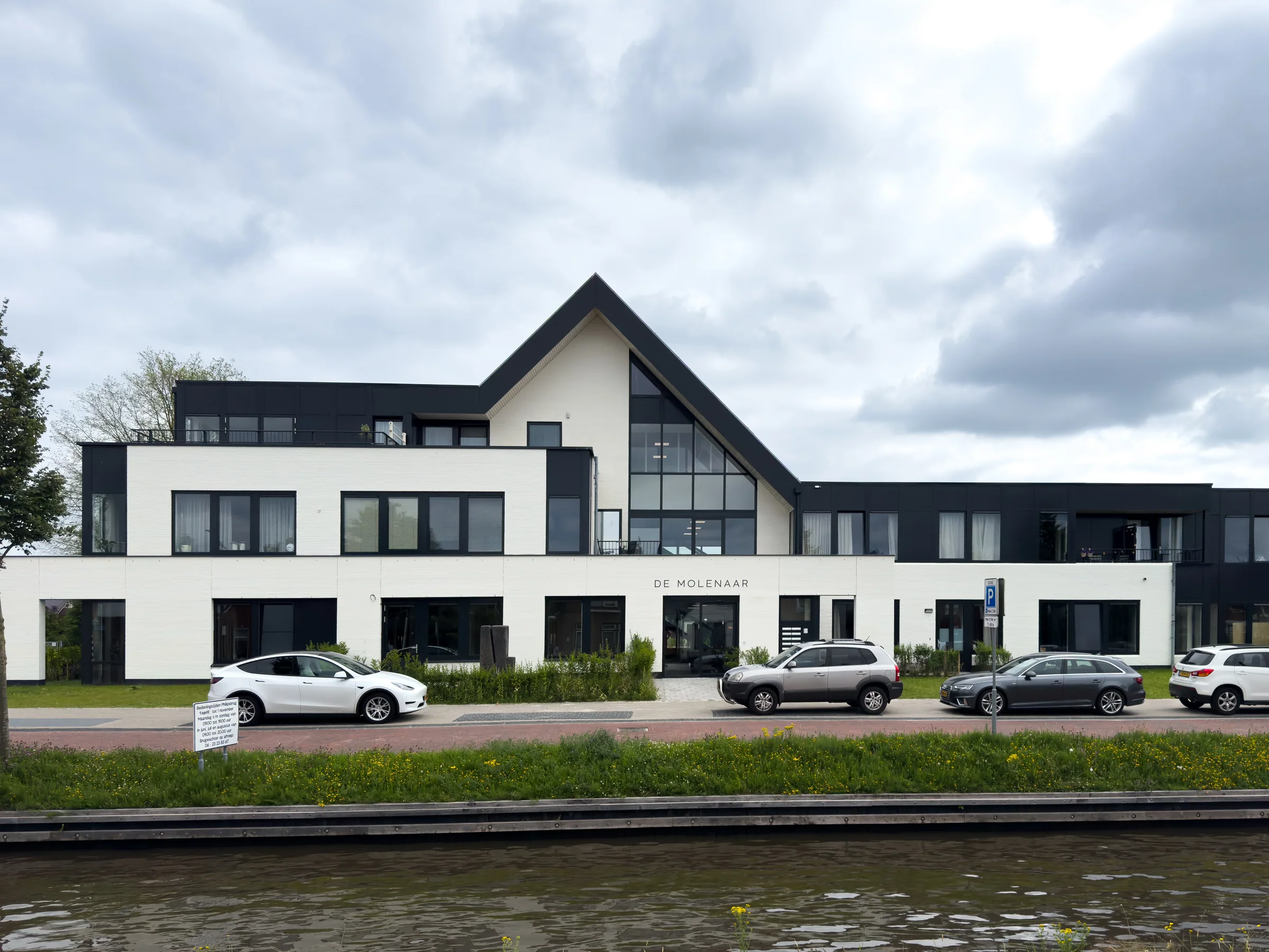 Woongebouw Molenaar — De kap als herkenningspunt
