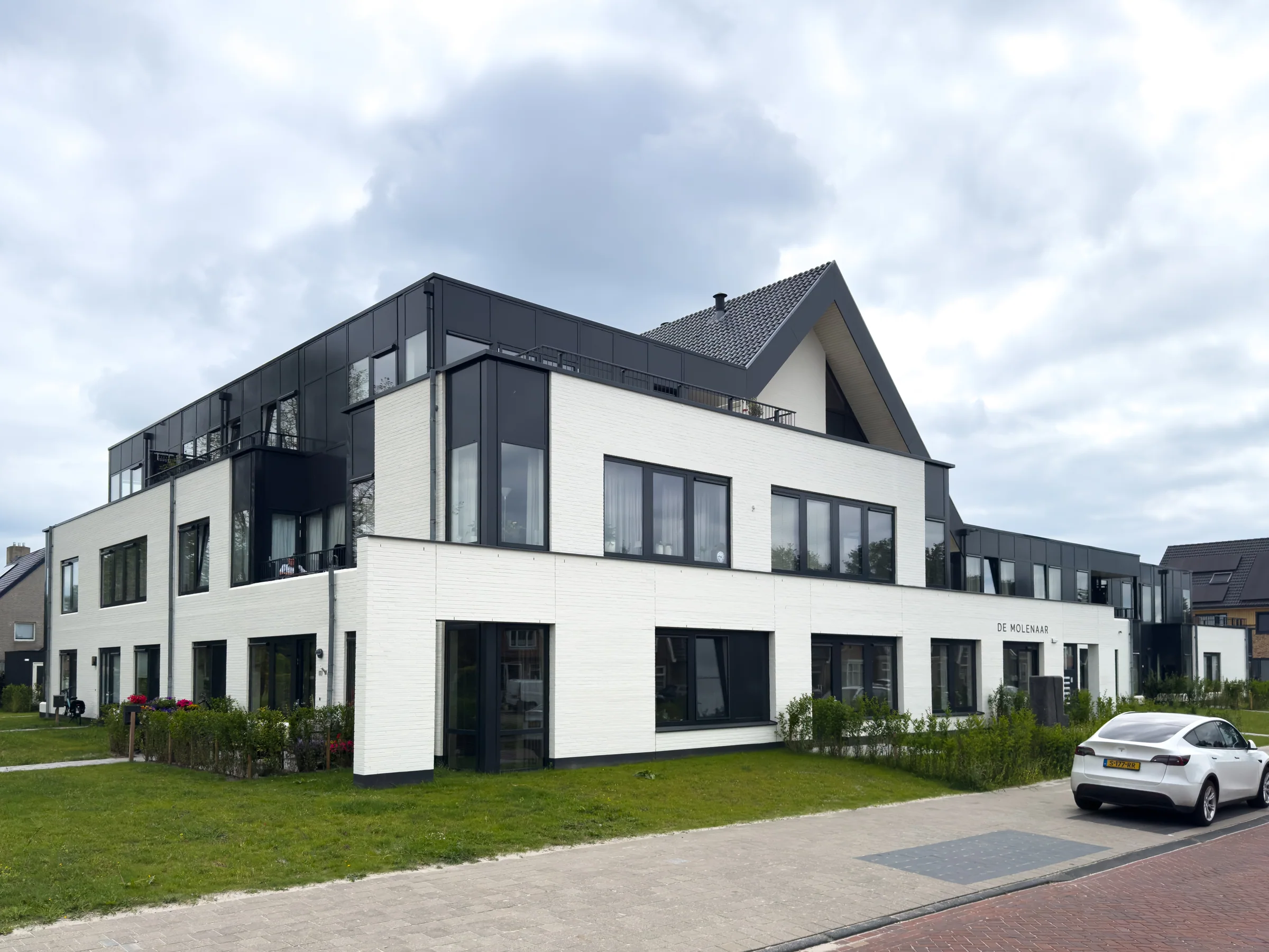 Woongebouw Molenaar — Een hoek met twee gezichten