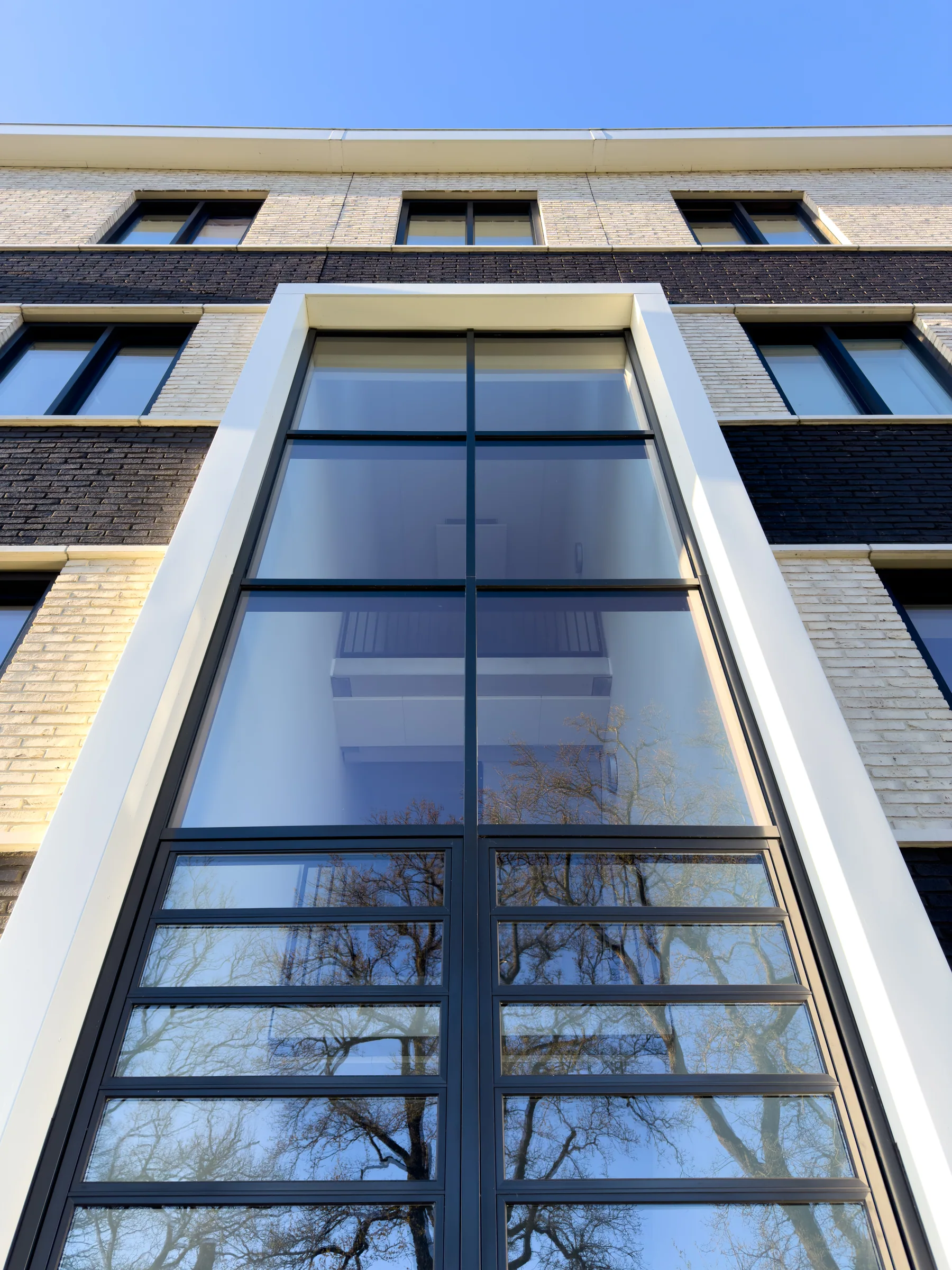 Woongebouwen stationsgebied — Licht in de entreezone