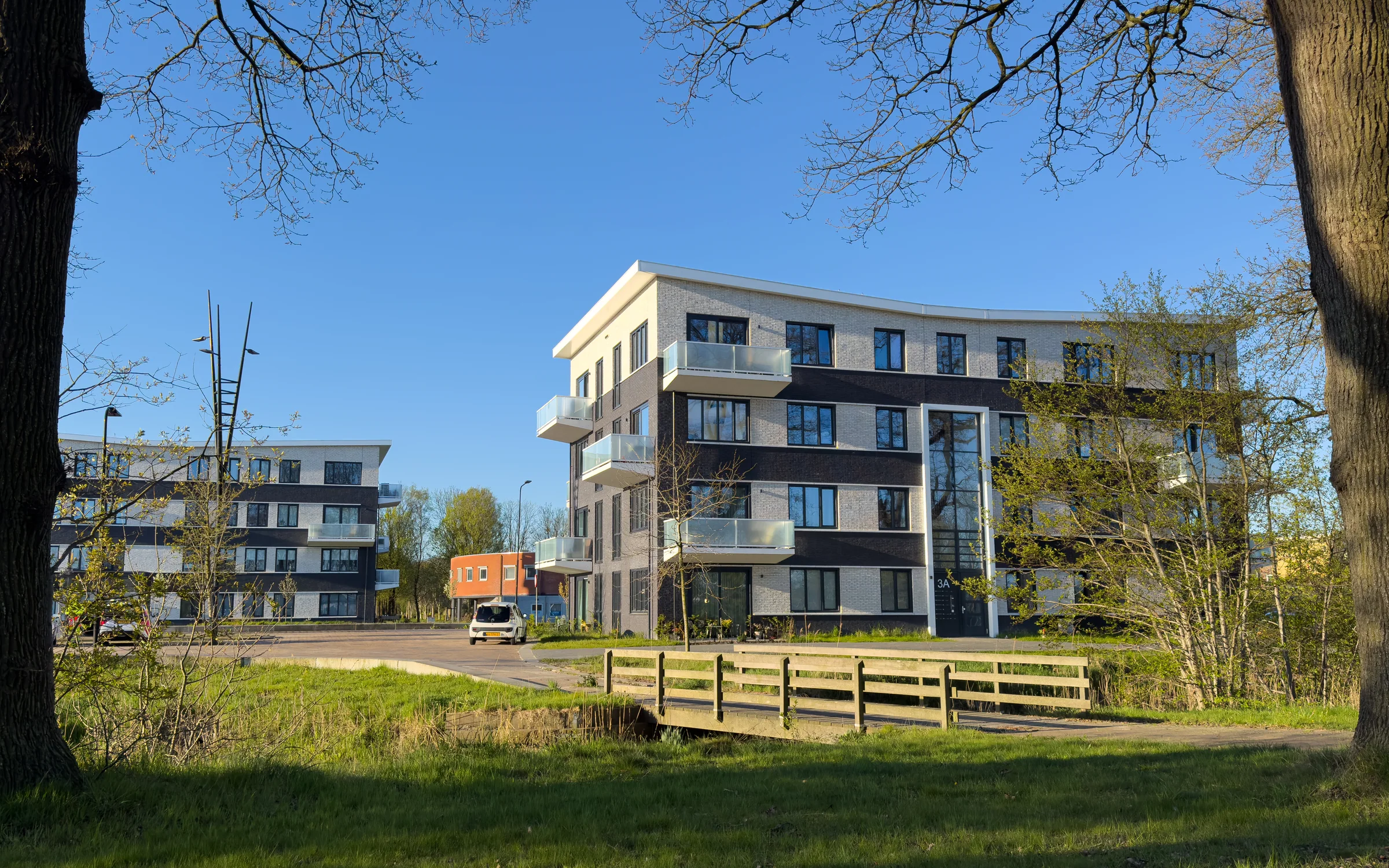 Woongebouwen stationsgebied — Een brug naar huis