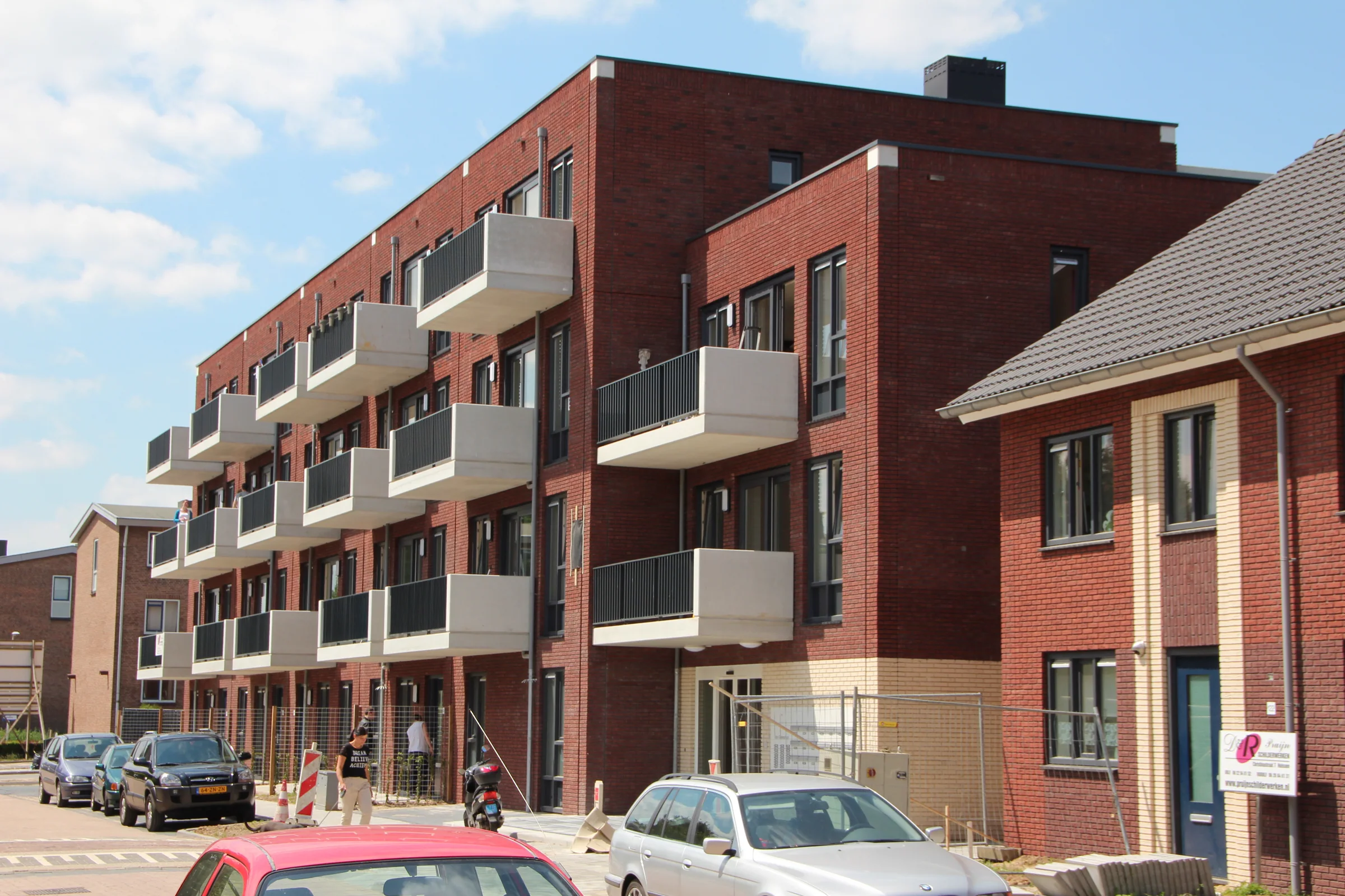 Woonzorggebouw Huissen — Buitenruimte in een helder ritme